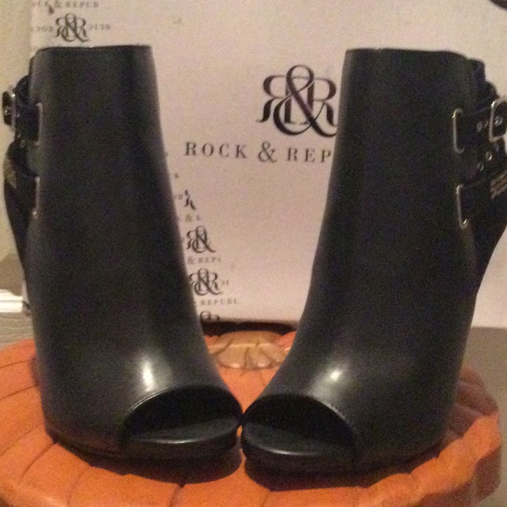 Women’s black boots 7